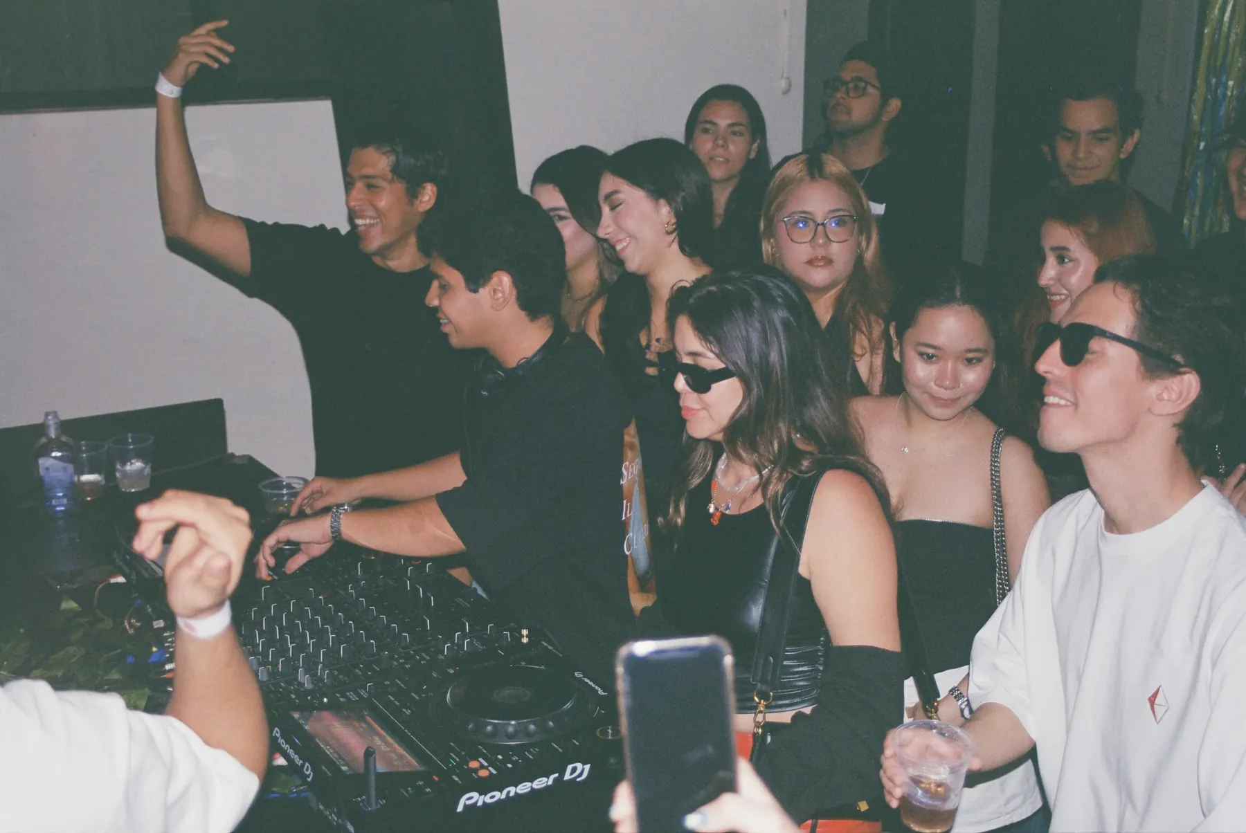 Una noche de Ruby Haze: la pista llena con las manos arriba