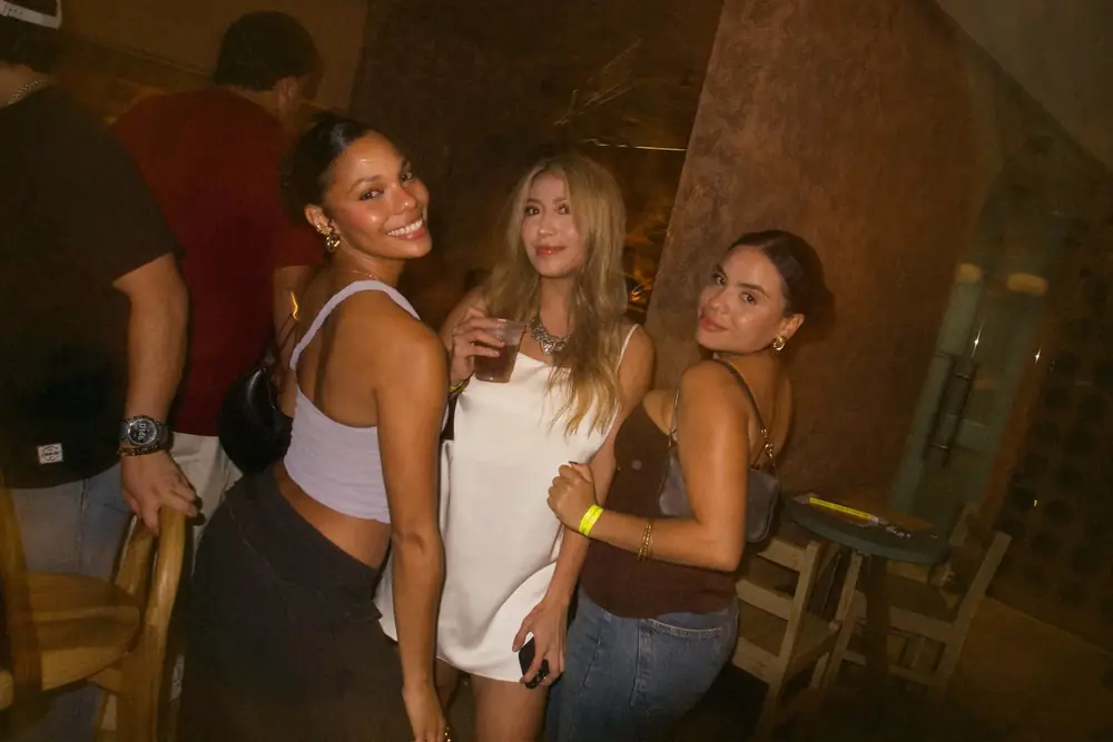 Amigas bailando de noche