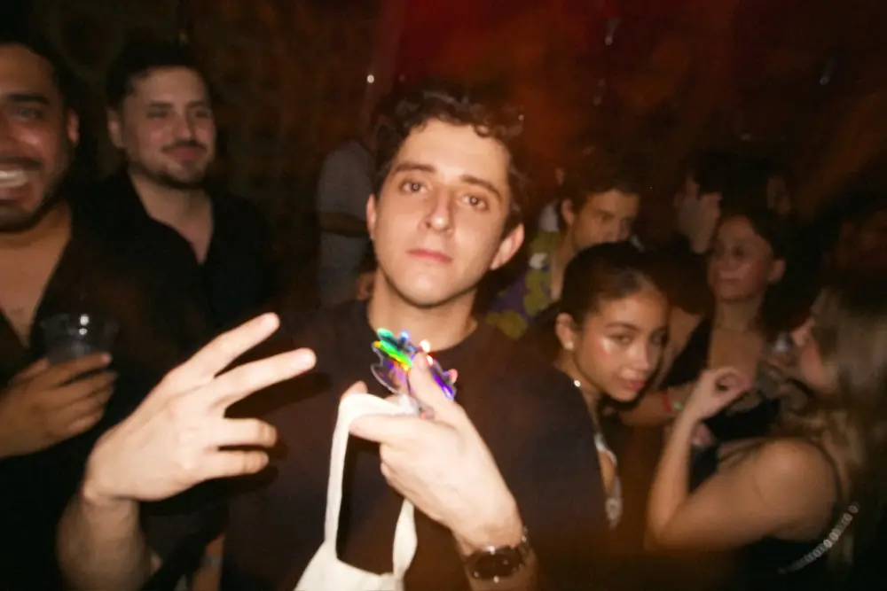 Saludo a la cámara en plena fiesta