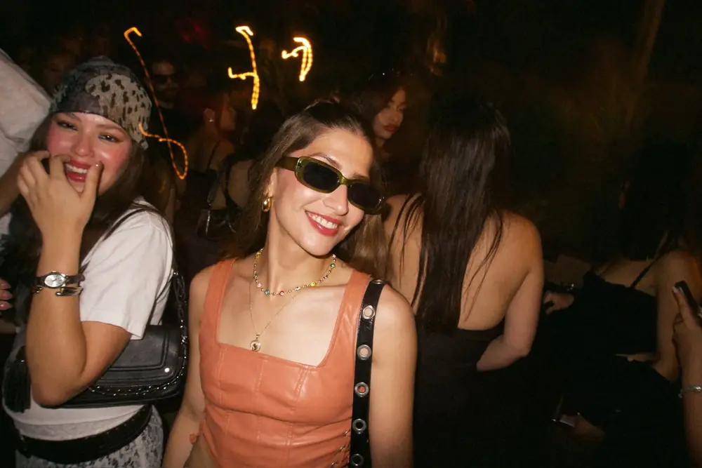 Amigas sonriendo con lentes oscuros