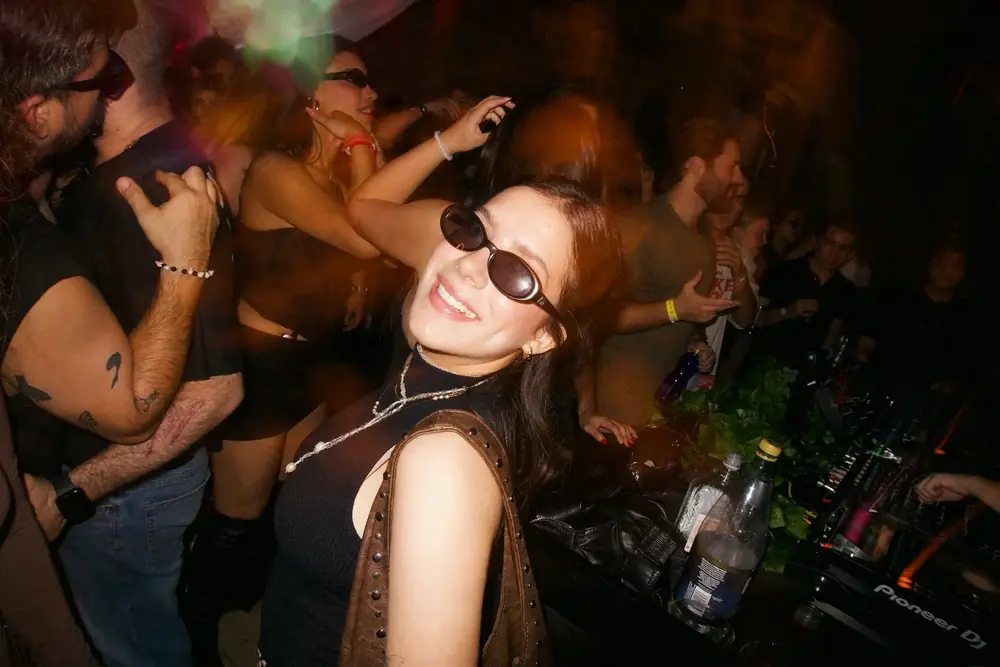 Chica con lentes bailando