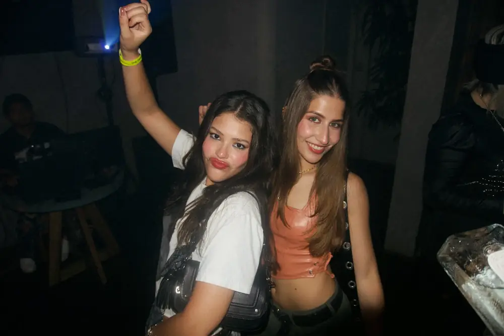 Dos amigas en la pista