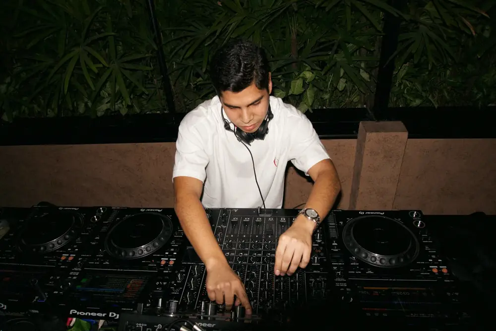 DJ en la cabina