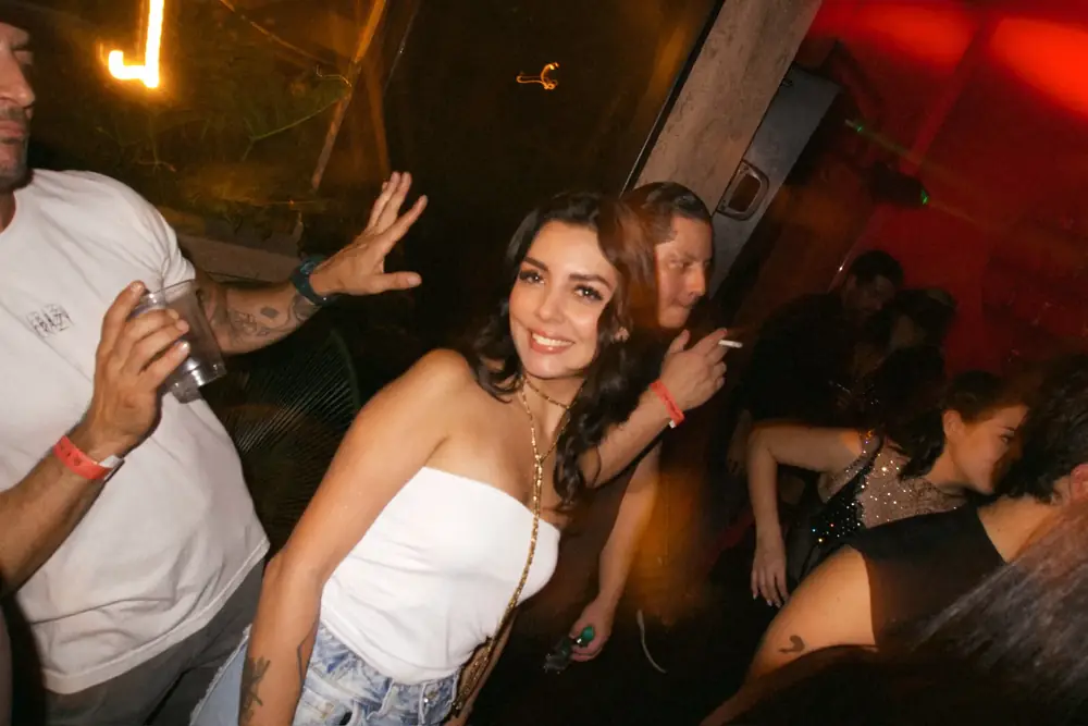 Chica bailando con top blanco