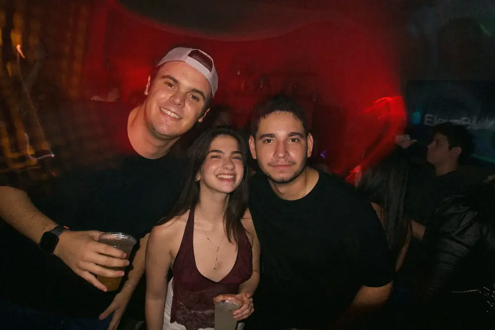 Amigos bajo luz roja