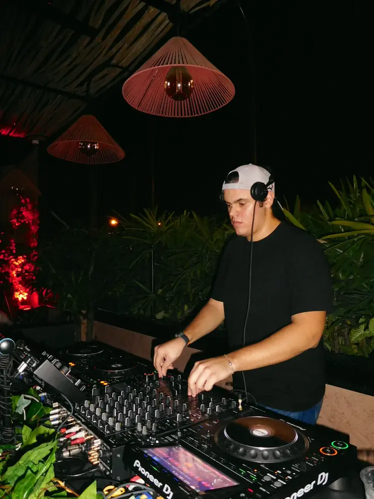 DJ con gorra en la cabina