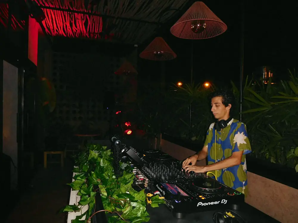 DJ entre plantas y luz roja