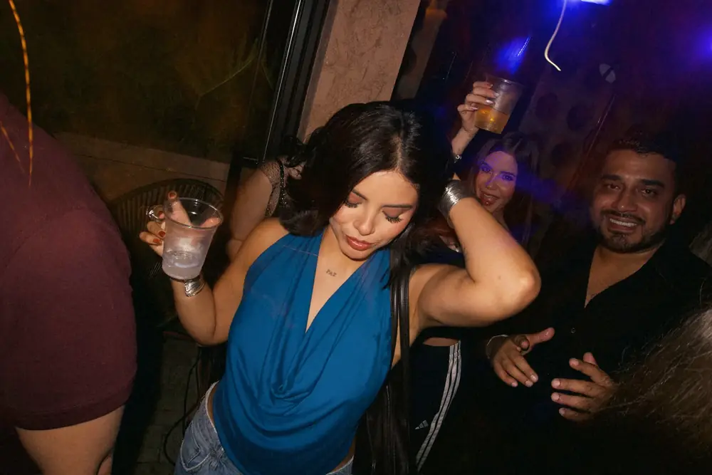 Chica con blusa azul bailando