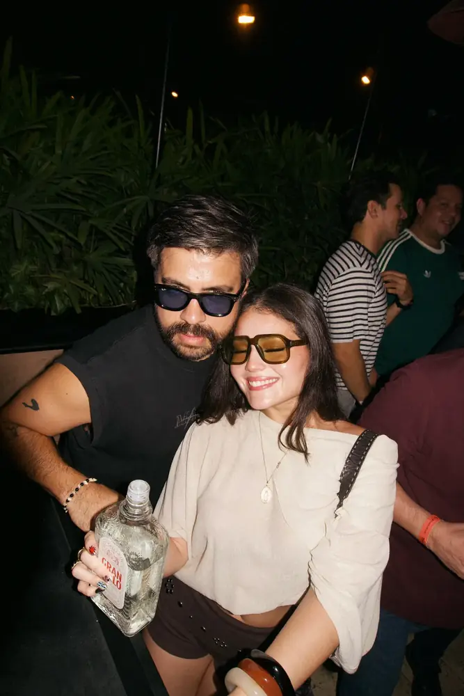 Pareja con lentes oscuros