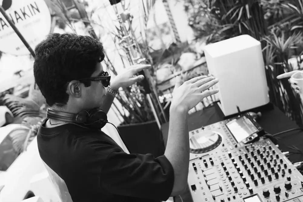 DJ en blanco y negro