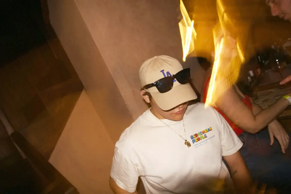 Chico con gorra y camiseta blanca