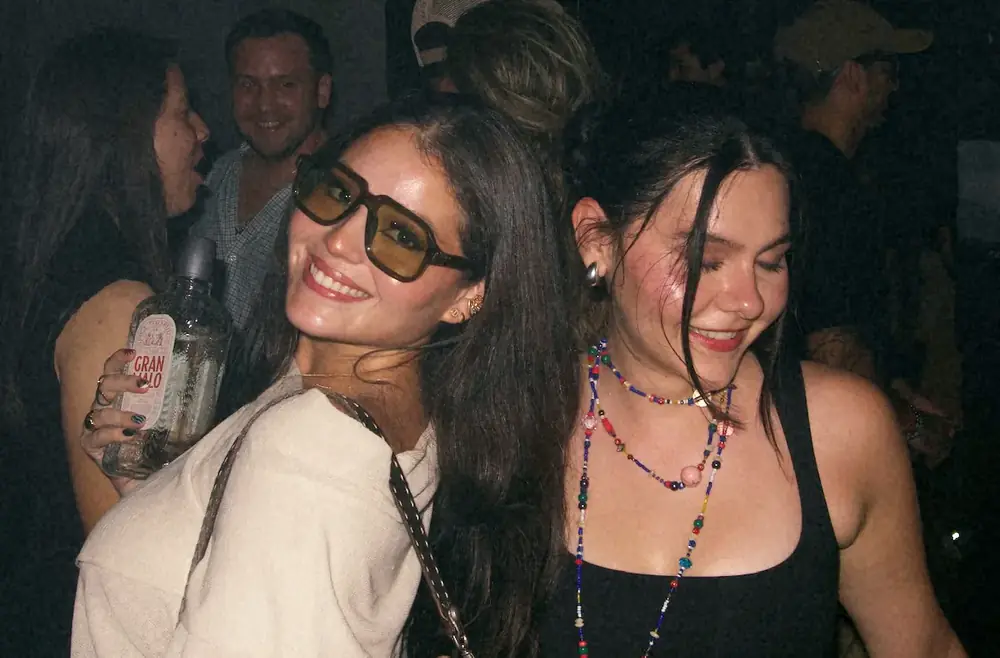 Amigas con lentes oscuros