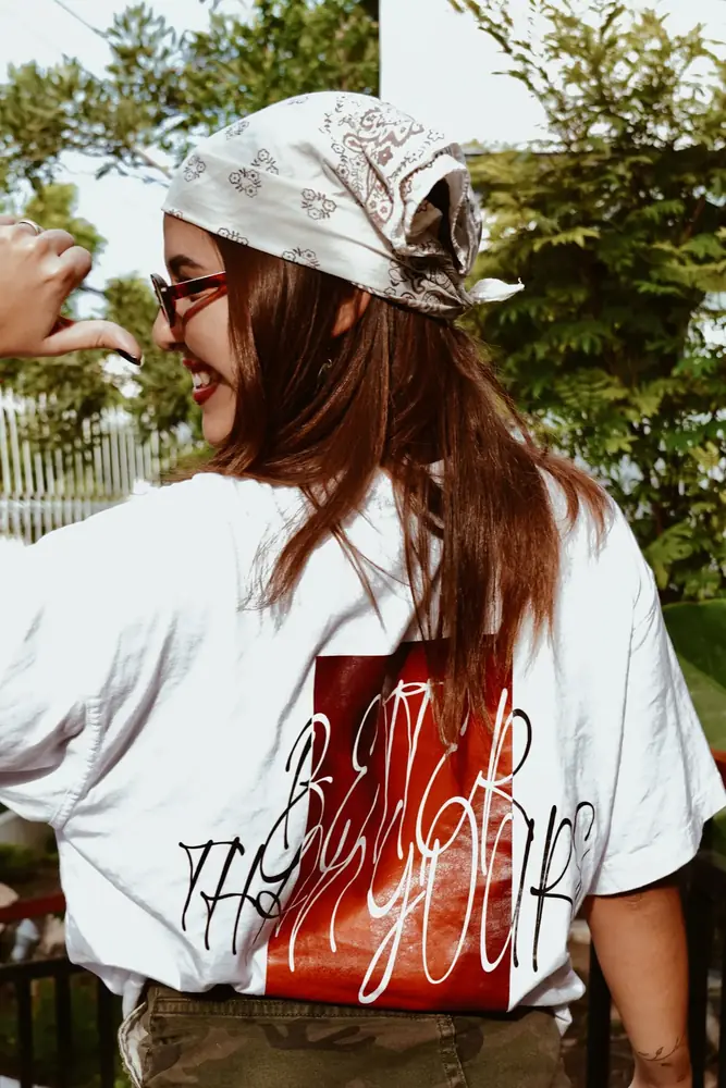 Camiseta del sello de espaldas