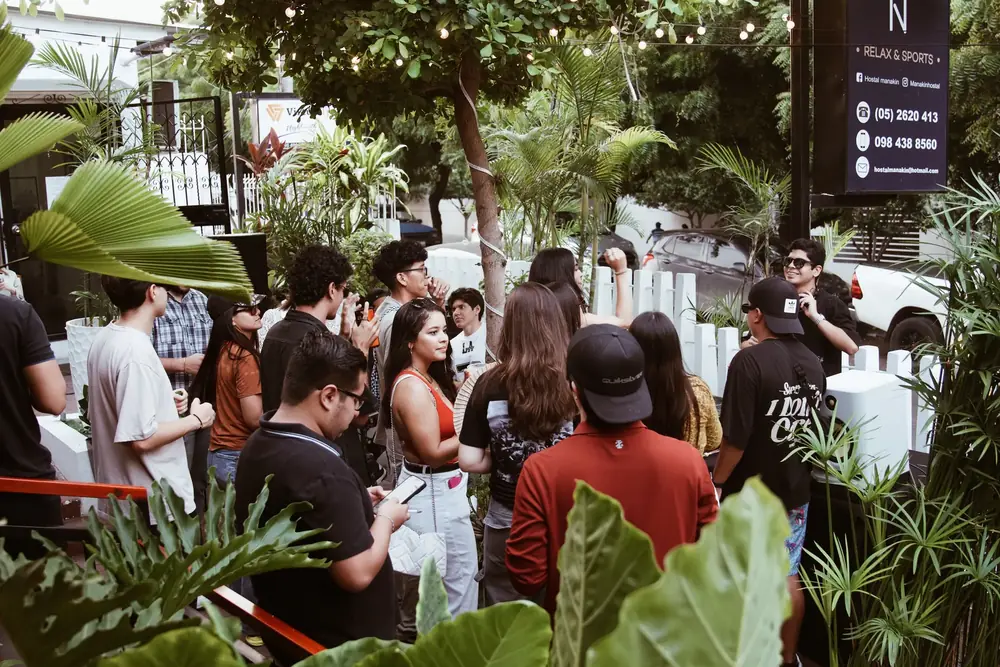 Gente reunida afuera de día