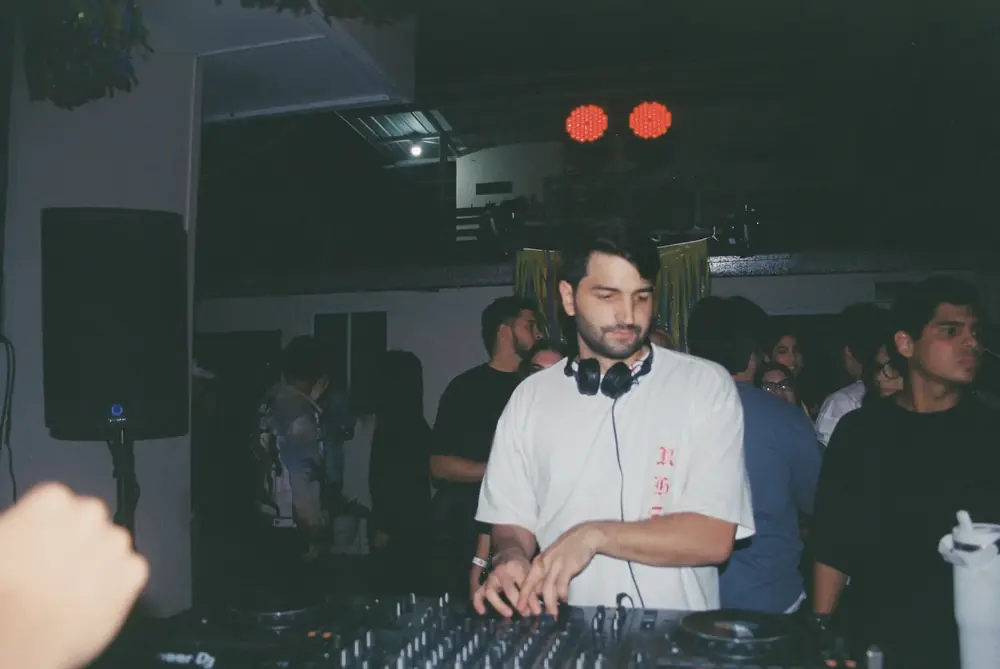 DJ con audífonos
