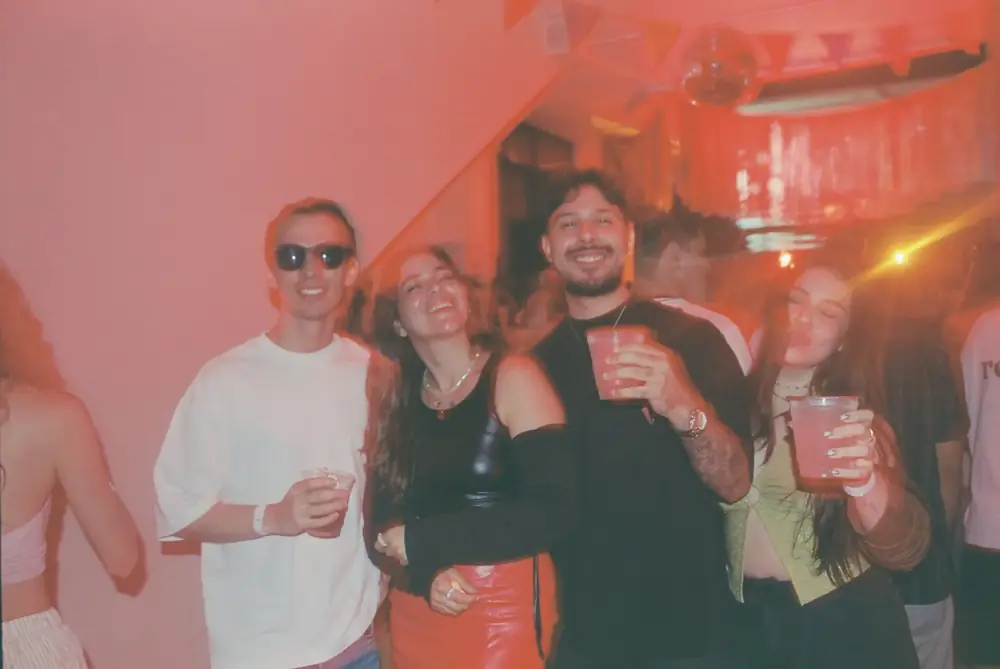Amigos brindando