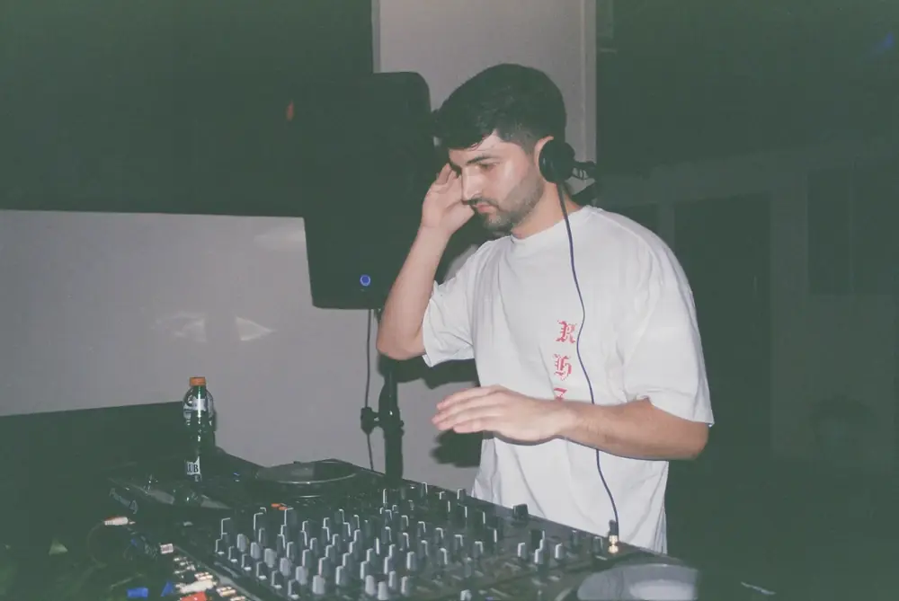 DJ con audífonos en la cabina