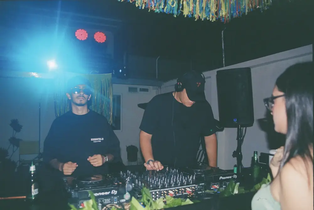 DJ bajo luz azul