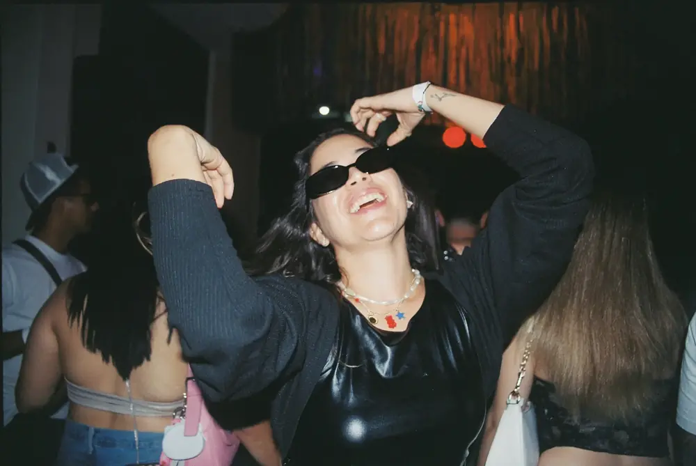 Chica bailando con lentes