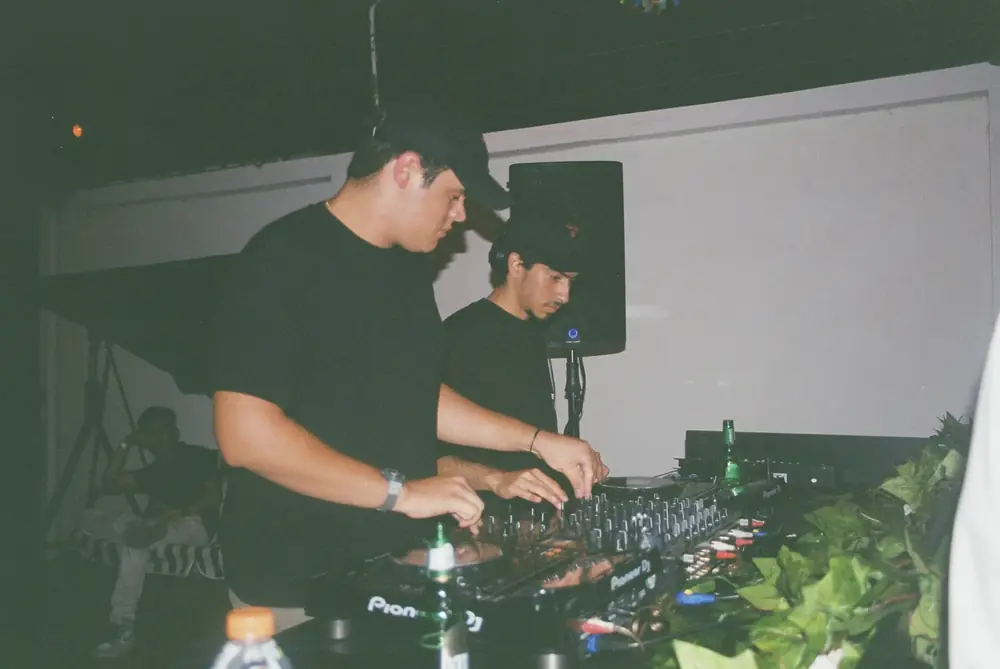 DJ tocando