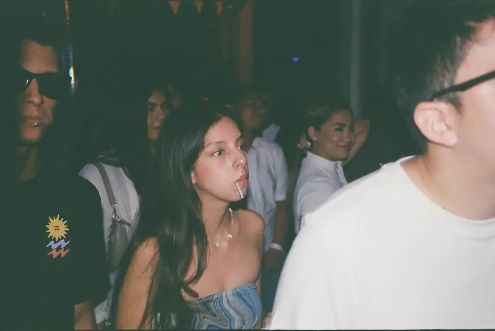 Gente bailando de cerca