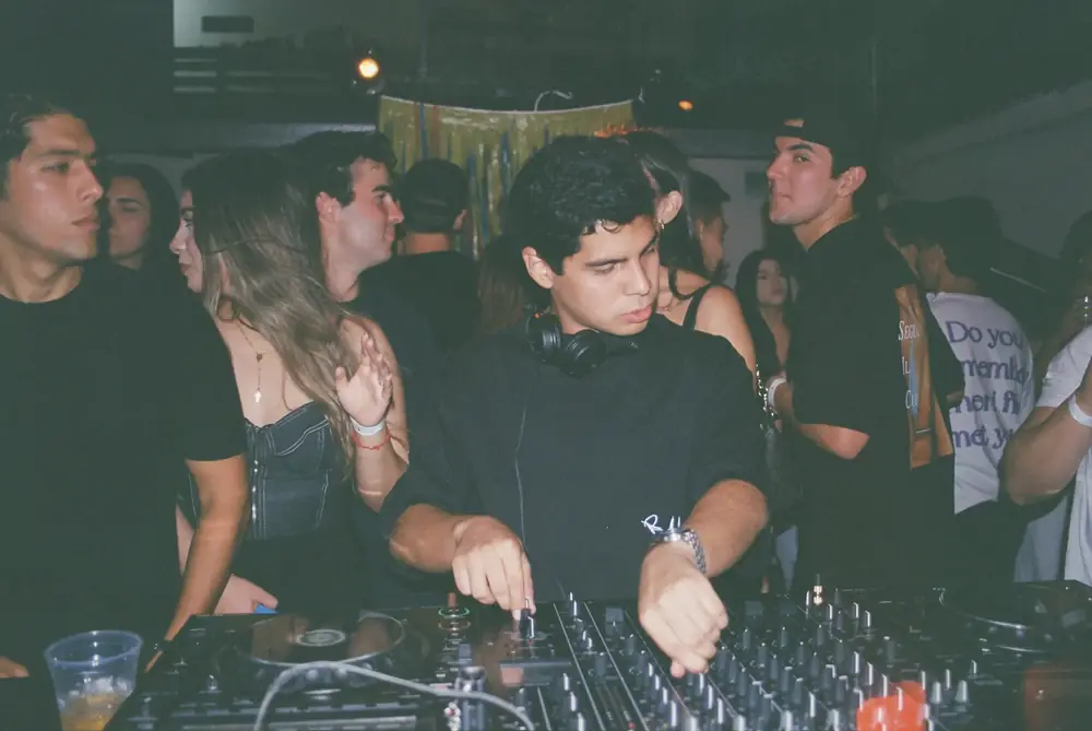 DJs en la cabina con la gente
