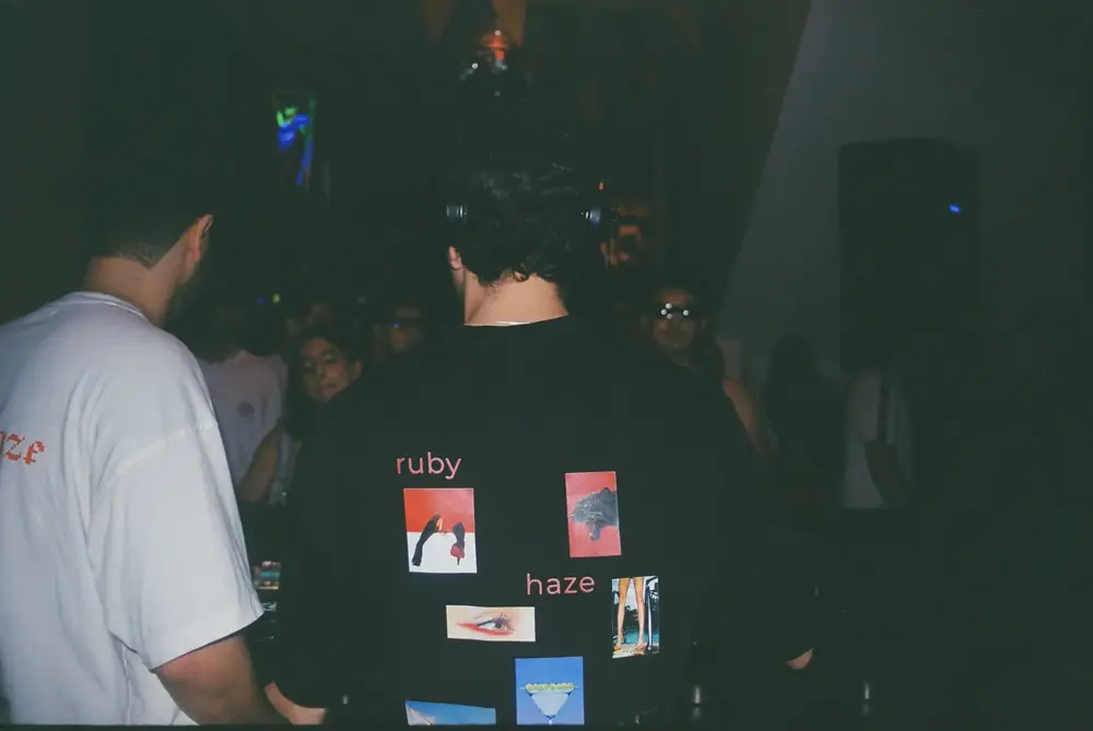 Camiseta del sello en la cabina