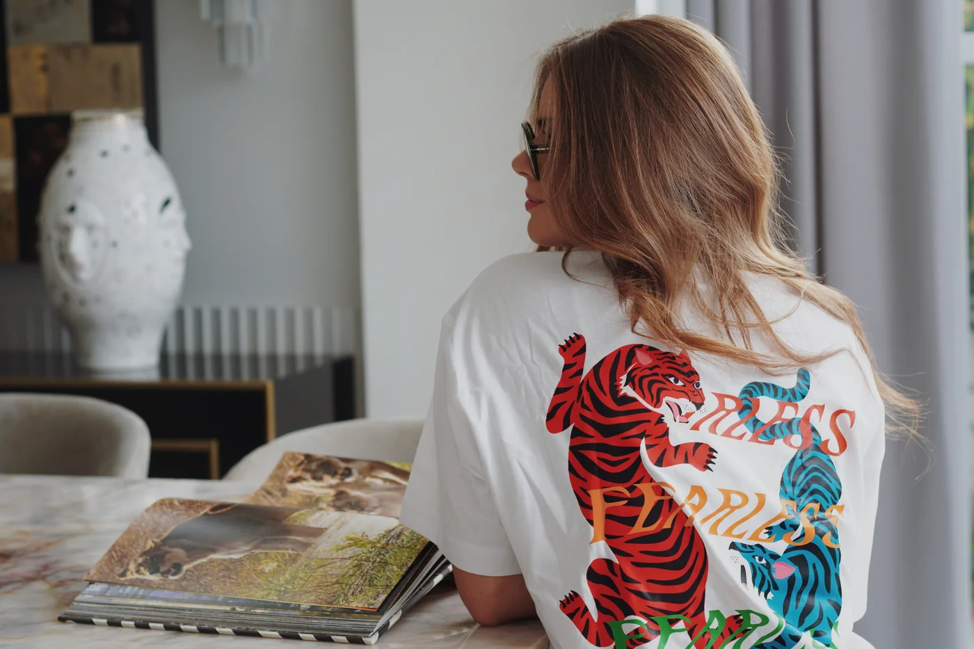 Camiseta blanca con tigre de la colección Merch 001