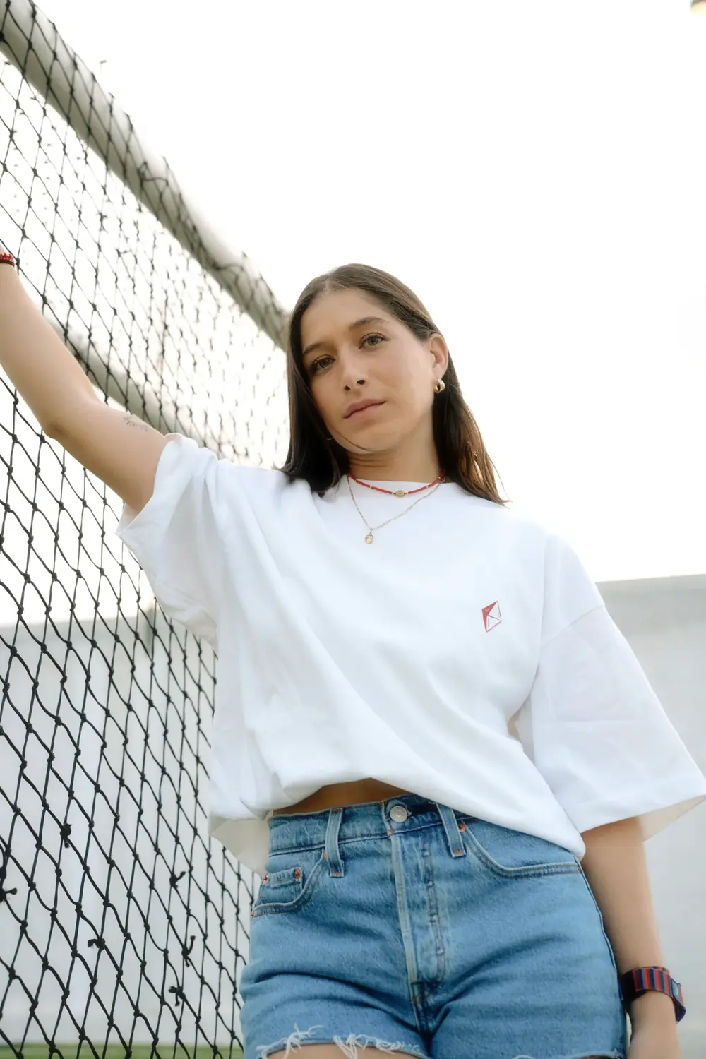 Camiseta blanca de la colección Merch 003