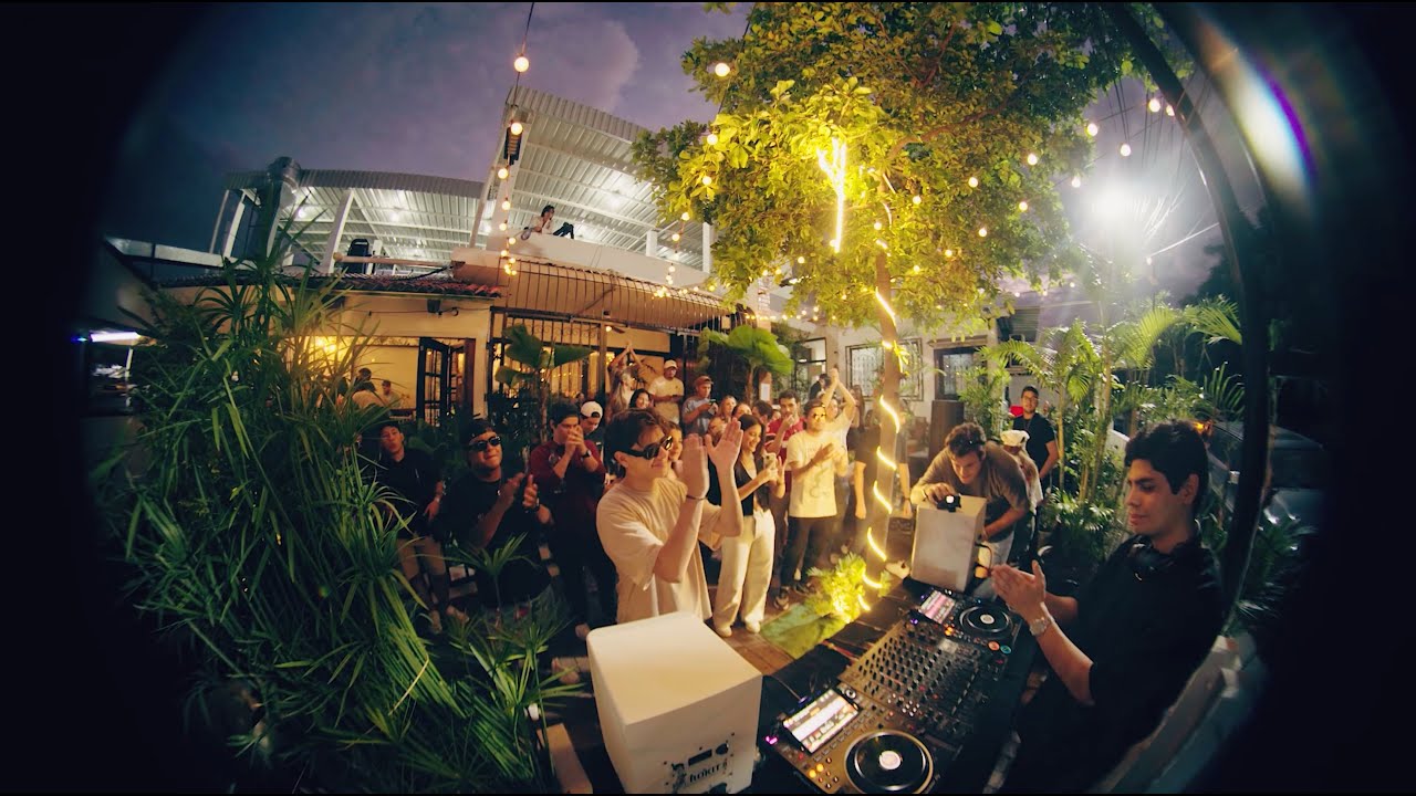 Rahel Santhos tocando el Sunset DJ Set